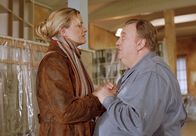Der Dicke – MDR Fernsehen DER DICKE FOLGE 8, "Zu viele Klienten" Uhr. Lisa (Ulrike Grote, l.) platzt in die Renovierungsarbeiten in der Kanzlei. Gregor Ehrenberg (Dieter Pfaff, r.) im Blaumann macht ihr ein Geständnis.