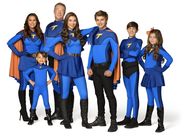 Die Thundermans – (L-R): Barb Thunderman (Rosa Blasi), Chloe Thunderman (Maya Le Clark), Hank Thunderman (Chris Tallman), Phoebe Thunderman (Kira Kosarin), Max Thunderman (Jack Griffo), Billy Thunderman (Diego Velazquez), Nora Thunderman (Addison Riecke)