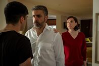 Blutige Anfänger – Sami (Neil Malik Abdullah, M.) ist wütend auf seinen Sohn Bassam (Omid Memar, l.), dessen zwielichtigen Freunde ihm nicht passen. Britta (Charlotte Bohning) versucht, ihren Mann zu beruhigen.
