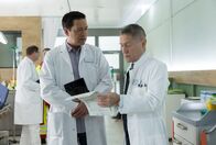 In aller Freundschaft – Dr. Rolf Kaminski (Udo Schenk, re.) ist mit 25 km/h zu viel auf dem Tacho geblitzt worden. Das würde das Fass zum Überlaufen bringen und ihn endgültig den Führerschein kosten. Als er Dr. Philipp Brentano (Thomas Koch, li.) in der Sachsenklinik begegnet, hat Kaminski eine Idee und macht Philipp ein unmoralisches Angebot.