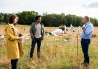 SOKO Potsdam – Beim Anflug auf einen Provinzflugplatz ist ein Sportflugzeug abgestürzt. Im Wrack liegt die Leiche des Piloten Philip Franke. Luna Kunath (Caroline Erikson, l.), David Grünbaum (Omar El-Saeidi, M.) und Bernhard Henschel (Michael Lott, r.) können sehr schnell ausschließen, dass es sich um einen Unfall handelt. Im Blut des Piloten wird eine große Dosis eines Schlafmittels nachgewiesen.