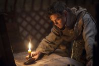 Der Medicus – Anhand einer Landkarte wird dem wissbegierigen Rob Cole (Tom Payne) klar, dass die Welt viel größer ist als er dachte.
