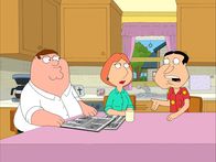 Family Guy – Quagmire (r.) erzählt Lois (M.) und Peter (l.) ganz aufgeregt, dass sein Vater, der hochdekorierte Kriegsheld, Dan Quagmire, in die Stadt kommt.