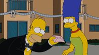 Die Simpsons – Nachdem Homer (l.) von Marge (r.) vor die Tür gesetzt wurde, versucht er alles, um sie zurückzugewinnen. Doch wie wird Marge darauf reagieren?