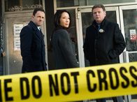 Elementary – Müssen in Chinatown einen Mordfall aufdecken: Sherlock Holmes (Jonny Lee Miller, l.), Joan Watson (Lucy Liu, M.) und Captain Tommy Gregson (Aidan Quinn, r.) ...