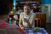 neoriginal: Pumpen – Vishad (Hendrik von Bültzingslöwen, M.) versucht Shae (Taynara Silva-Wolf, l.) als Partnerin für sein Rainbow-Awareness-Energy-Yoga zu gewinnen.