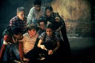 Stephen Kings Es – v.l.n.r Mike (Marlon Taylor), Ben (Brandon Crane), Bill (Jonathan Brandis,) Stan (Ben Heller), Richie (Seth Green), Eddie (Adam Faraizl) und Beverly (Emily Perkins) besprechen,wie sie "Es" am besten angreifen können...