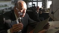 Die Affäre Borgward – Nie ohne seine Zigarre: Carl Borgward (Thomas Thieme) mit seinem Technikdirektor Heinrich Gieschen (Sven Walser) im Konstruktionsbüro. Weitere Fotos auf Anfrage.
