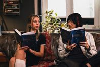 neoriginal: Spyon – Bei Victoria (Lea Zoë Voss, l.) und Yuki (Nhung Hong, r. )