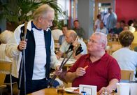 Krauses Kur – Krause (Horst Krause) wird von Rudi (Tilo Prückner,li.), seinem fürsorglichen Zimmernachbarn, mit Skistöcken für die nächste "Kuranwendung" versorgt.