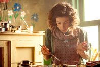Maudie – Maud (Sally Hawkins) malt liebend gerne und egal auf welchen Flächen. Mit bunten Ölfarben verziehrt sie Wände und Fenster und kann so ihrer Fantasie freien Lauf lassen.