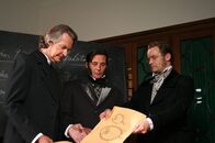 Charles Darwin – Von links: Bischof Wilberforce (Jozsef Strausz) streitet mit Darwins Freunden Hooker (Henning Westermann) und Huxley (Bernd Muggenthaler).