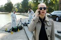 Rentnercops – Ein toter Angler wurde im Waldsee gefunden. Vicky Adam (Katja Danowski, r.) informiert die Rentnercops.