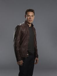 Lucifer – (1. Staffel) - Detective Dan Espinoza (Kevin Alejandro), der Ex-Mann der gewieften Chloe Decker, gefällt der neue Mann an Chloes Seite ganz und gar nicht. Doch wäre es wirklich eine gute Idee, sich mit dem Teufel anzulegen?