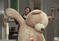 The Big Bang Theory – Raj (Kunal Nayyar) ist überglücklich, dass Howard und Bernadette ein Kind bekommen. Doch die beiden fühlen sich von dessen Überschwänglichkeit etwas überfordert ...