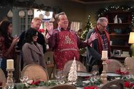 Modern Family – (v.l.n.r.) Haley (Sarah Hyland); Alex (Ariel Winter); Mitchell (Jesse Tyler Ferguson); Cameron (Eric Stonestreet); Jay (Ed O'Neill)