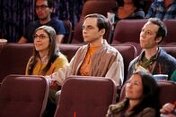 The Big Bang Theory – Bei einem Kinobesuch mit Penny, Leonard, Raj und Stuart (Kevin Sussman, r.), erzwingt Amy (Mayim Bialik, l.) Händchenhalten von Sheldon (Jim Parsosns, M.), was ihm allerdings gar nicht recht ist ...