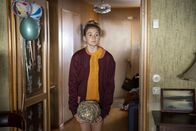 Eva und Adam – Als Eva (Sonja Holm), die radikale Tierschützerin, zu Adams Feier kommt, merkt sie sofort, dass etwas nicht stimmt. Erst recht, als Emma (Liv Mjönes) ihr Adams Hasen zeigt. Adam (Olle Cardell) streitet ab, den Hasen jemals gewollt zu haben.