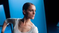 L'Opéra - Dancing in Paris – Zoé (Ariane Labed) lebt ihren Traum als Étoile der Opéra Garnier weiter. Sie ist sehr gefragt und steht als Haupttänzerin vieler Stücke häufig im Rampenlicht. Doch hinter den Kulissen bahnen sich düstere Zeiten für die Opéra Garnier an.