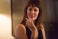 The Professor – Richards Frau Veronica (Rosemarie DeWitt) beichtet ihm, dass sie eine Affäre hat.