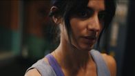 Out of Touch – Im Fitnessstudio spürt Ava (Sara Shirpey) deutlich, wie groß die Frustration ihrer besten Freundin Mikaela ist – eine Frustration, die sich sogar an den Trainingsgeräten entlädt.
