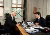 Rote Rosen – ARD ROTE ROSEN FOLGE 1193 Uhr im ERSTEN. Thomas (Gerry Hungbauer, l.) äußert gegenüber Gunter (Hermann Toelcke, r.) seinen Verdacht, dass Anne wieder mit ihm zusammen sein möchte.