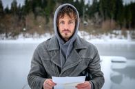 Sturm der Liebe – Tom (Milan Marcus) ist hin- und hergerissen, als er Hildegards warmen Worte liest.
