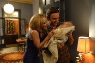Love Child – Joan (Jessica Marais, l.); Jim (Matthew Le Nevez, r.)