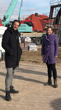 Die Tricks... – Moderator Jo Hiller mit Natalie Essig, Professorin für Baukonstruktion, Hochschule München.