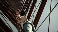 Fall – Becky (Grace Caroline Currey) klettert über rostige Leitern, deren Schrauben locker sind, auf den hohen Turm.