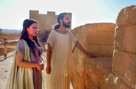 Das Trojanische Pferd: Auf der Spur eines Mythos – Helena (Ilham Oujri) und Paris (Mehdi Mellas) sehen in der Ferne die riesige Kriegsflotte der Griechen kommen. Paris, Sohn des Königs Priamos von Troja, hat Helena, die Frau des griechischen Königs Menelaos, nach Troja entführt. Menelaos sinnt auf Rache.