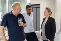 Die Chefin – Vera Lanz (Katharina Böhm) will die Wahrheit herausfinden und befragt Leon Meyerling (Axel Milberg, l.) und Romano Stäber (Langston Uibel, M.) – wer deckt hier wen?