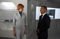 Das Netz - Prometheus – Jean Leco (Raymond Thiry) spricht mit der Biochemikerin Edmunda (Agata Buzek)