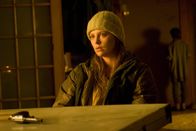 Zukunftsvisionen: The Road – Nach der Katastrophe und der Geburt ihres Sohnes verliert die Mutter (Charlize Theron) immer mehr den Lebensmut und denkt an Suizid.