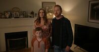 The Orville - New Horizons – Laura Huggins (Leighton Meester, hinten l.); Lieutenant Gordon Malloy (Scott Grimes, hinten r.); Edward (Jackson Lee Hill, vorne)