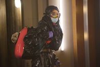 The Last Man on Earth – Nachdem der Virus bereits einen Großteil der Menschheit ausgerottet hat, muss auch Pamela (Kristen Wiig) einsehen, dass ihr Geld sie diese Mal nicht schützen kann und sie möglicherweise ganz alleine auf der Welt ist ...