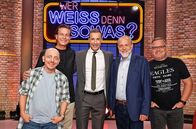 Wer weiß denn sowas? – Moderator Kai Pflaume (M.) und seine Rateteam-Kapitäne Bernhard Hoëcker (l.) und Elton (r.) begrüßen in dieser Sendung die Schauspieler Thomas Heinze (2.v.l.) und Jan-Gregor Kremp (2.v.r.).