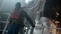 In Seenot – Um ihr Leben zu retten, müssen die Besatzungsmitglieder von dem brennenden Chemietanker ins eiskalte Meerwasser springen.