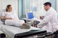 In aller Freundschaft – Oberschwester Arzu Ritter (Arzu Bazman) ist wieder schwanger. Bei einem Routine-Ultraschall stellt Arzus Mann Dr. Philipp Brentano (Thomas Koch) fest, dass einige Werte vom Normbereich abweichen: Das Baby könnte Trisomie haben.