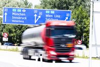 Servus Reportage – Auslaugende Arbeitszeiten, kaum Vereinbarkeit mit Familie und sozialem Umfeld, ständiger Zeitdruck, schlechtes Image. Immer mehr Firmen haben Probleme, Fahrer für Ihre LKW-Flotten zu bekommen. Schon heute fehlen laut Schätzungen in Österreich rund 8000 LKW-Fahrer.