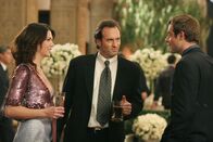 Gilmore Girls – Bei der Erneuerung des Ehegelübdes von Lorelais (Lauren Graham, l.) Eltern, geraten ihr aktueller Freund Luke (Scott Patterson, M.) und ihr Ex-Mann Christopher (David Sutcliffe, r.) heftig aneinander, denn dieser möchte seine Ex-Frau wieder für sich gewinnen ...