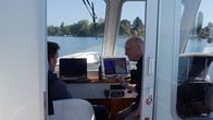 SMS - Schwanke meets Science – Michael Schubert (links) vom Bayerischen Landesamt für Landwirtschaft ist Spezialist für die Fischerei in Seen. Er berichtet Karsten Schwanke vom Fischbestand im Bodensee und mit welchen modernen Methoden er ermittelt wird.