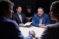 Die Rosenheim-Cops – v.r.) gegenüber ein, dass ihr Verhältnis zum Ermordeten etwas angespannt war.