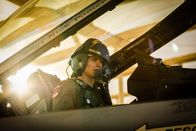 High-Flyers – Rutger de Man (Josha Stradowski) darf endlich im Cockpit einer F-16 Platz nehmen. Auf seinem Helm steht sein Spitzname "Wayne".