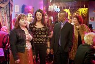 Gilmore Girls – Lorelais (Lauren Graham, 2.v.l.) Junggesellenabschied verläuft anders, als von ihr gehofft. Wie werden Sookie (Melissa McCarthy, l.), Michel (Yanic Truesdale, 2.v.r.), Miss Patty (Liz Torres, r.) und ihre anderen Freunde darauf reagieren ...