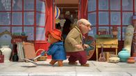 Paddingtons Abenteuer – L-R: Paddington, Mr. Gruber