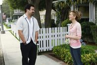 Desperate Housewives – Tom erhält ein gutes Stellenangebot, zögert aber wegen Carlos (Ricardo Antonio Chavira, l.), was Lynette (Felicity Huffman, r.) auf die Palme bringt ...