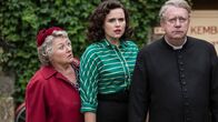 Father Brown – Mrs. McCarthy (Sorcha Cusack, l.), Bunty (Emer Kenny, M.) und Father Brown (Mark Williams, r.) stehen vor einem Rätsel - gibt es wirklich Außerirdische in Kembleford?