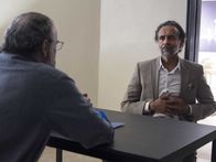 Homeland – Saul (Mandy Patinkin, l.), der von Dar Adal nach Abu Dhabi geschickt wird, verhört zusammen mit dem israelischen Geheimdienst und dessen Chefin Tovah den Iraner Nafisi (Bernard White, r.), der für die Iraner angeblich versuchen soll, die internationalen Auflagen der Atomkontrolle zu hintergehen und ein Parallelprogramm in Nordkorea zu organisieren ...