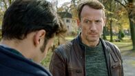Tatort – Fügt sich zähneknirschend in die Zusammenarbeit mit dem Kollegen der örtlichen Polizei: Falke (Wotan Wilke Möhring, r.) mit Wacker (Arash Marandi, links)